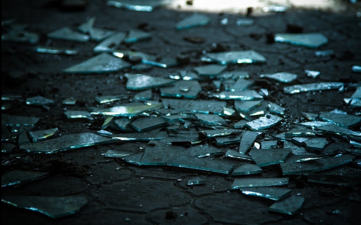 Разбитый вдребезги. Разбитые стекла. Битое стекло Эстетика. Стекло разбитое осколки. Разбитые стекла на полу.
